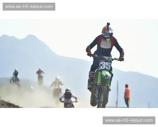 BMX,不只是骑行——一场关于速度、创意与青春的城市冒险 BMX,不只是骑行——一场关于速度、创意与青春的城市冒险